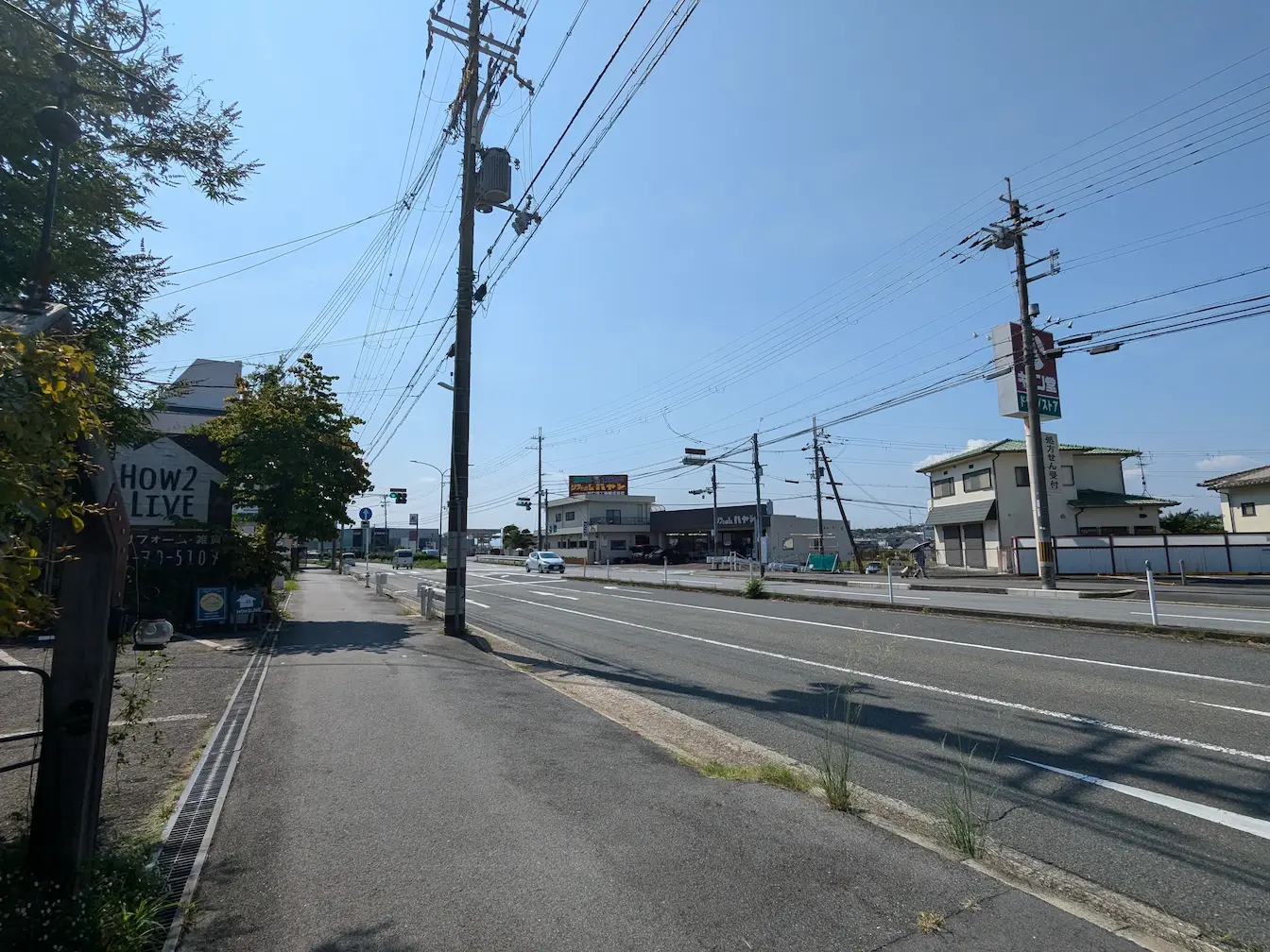 奈良県の工務店「ハウツゥライブ」前の道路